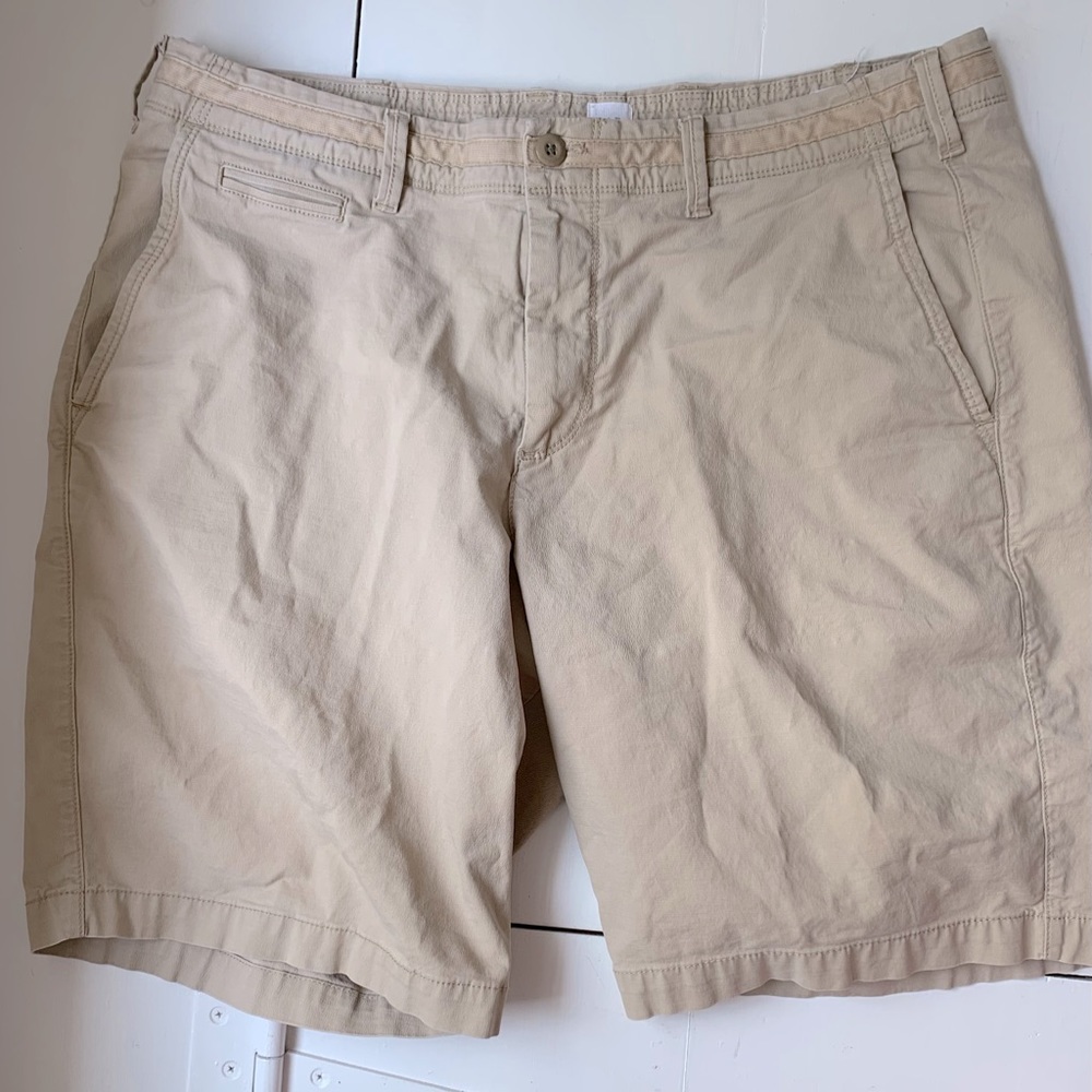 Men’s khaki shorts